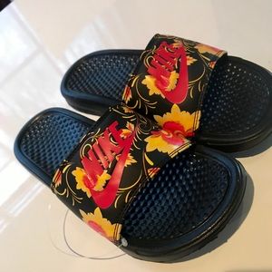 🥰Nike floral 🌼slides 🥰